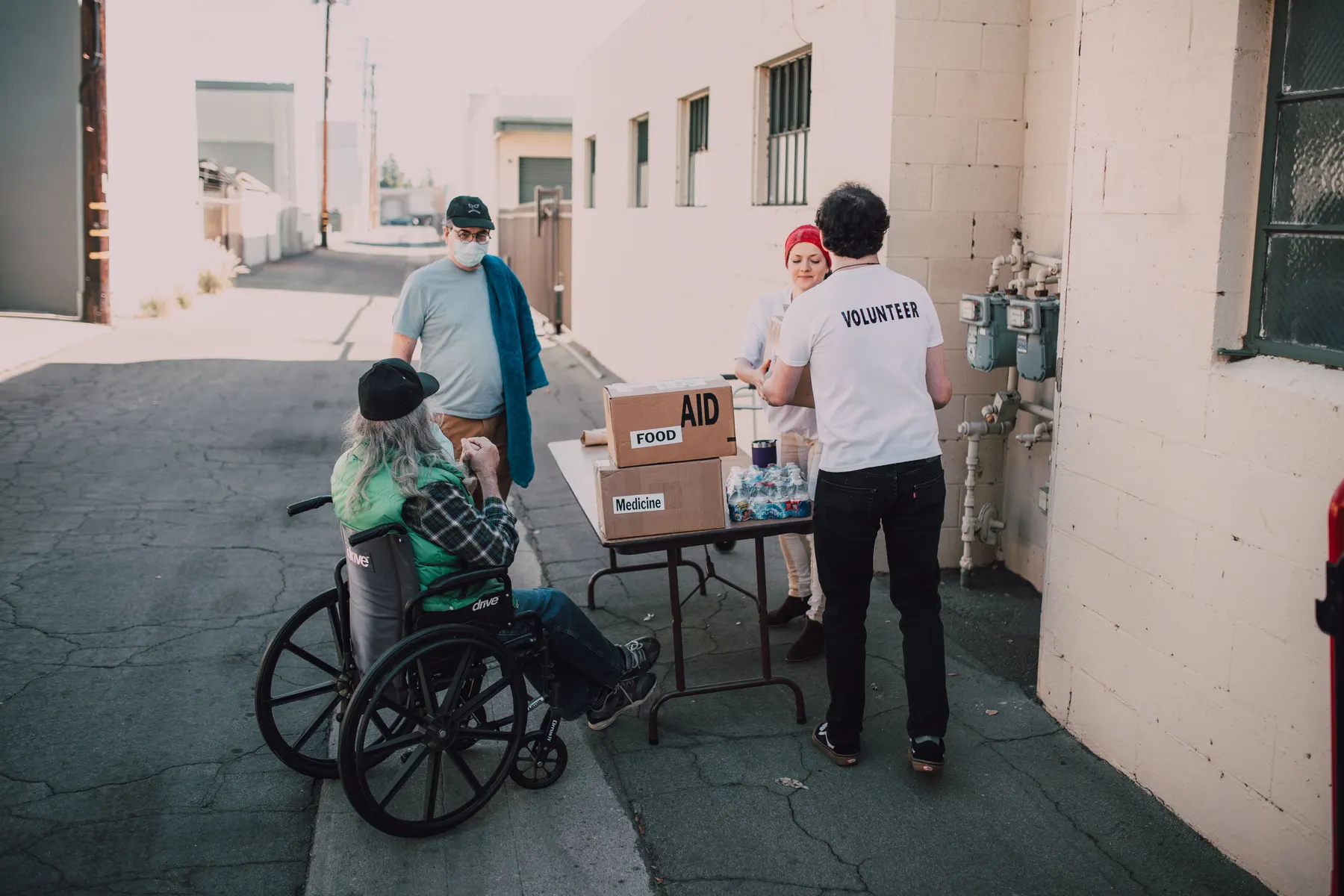 Voluntarios apoyando a familias de la comunidad.